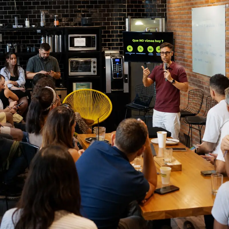 Charla sobre inteligencia artificial en Nomad Hub