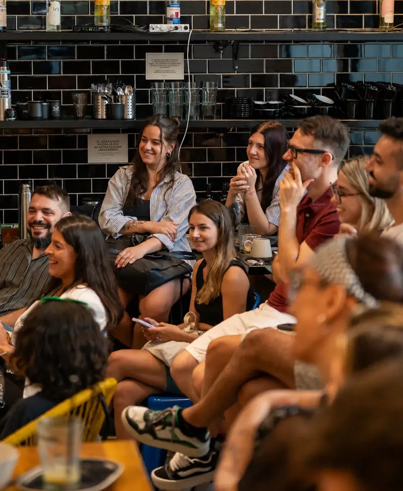 Gente sonriendo durante un evento en Nomad Hub