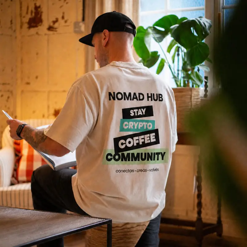 Persona con remera Nomad Hub Stay Crypto Coffee Community